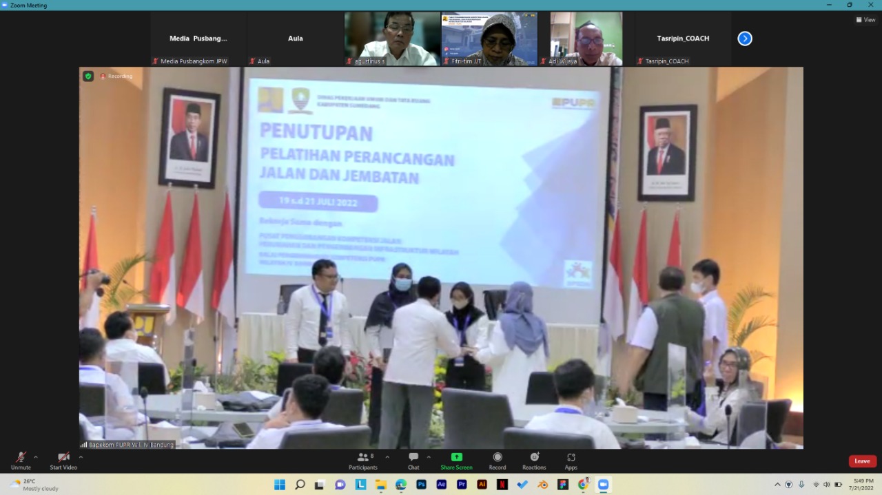 Ppemberian penghargaan peserta